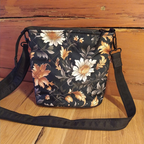 Crossbody Taštička Květy Šedé A Zlaté Na Černé
