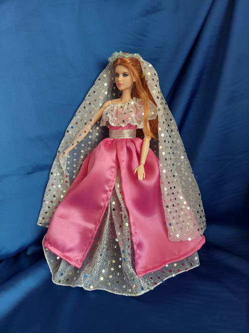 Stříbrno-růžové šatičky se závojem pro Barbie