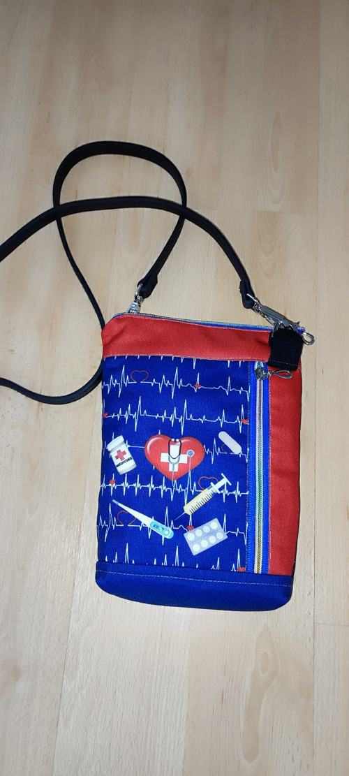 Crossbody na mobil a doklady - lékařská.