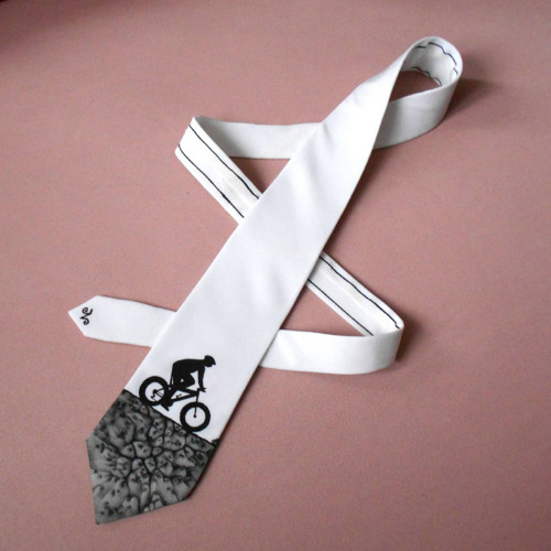 Černo-bílá kravata s cyklistou SLEVA