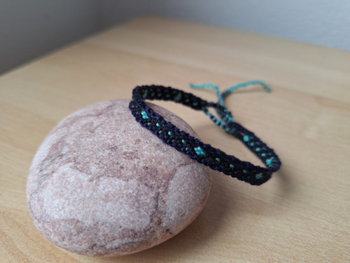 Macramé úzký černý náramek