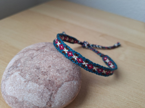Macramé úzký náramek