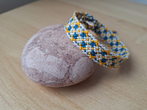Macramé náramek bílý s modrou a žlutou