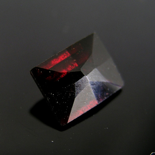 Temně rudý granát Almandin, 2,42ct., 9,0x7,0x3,8mm