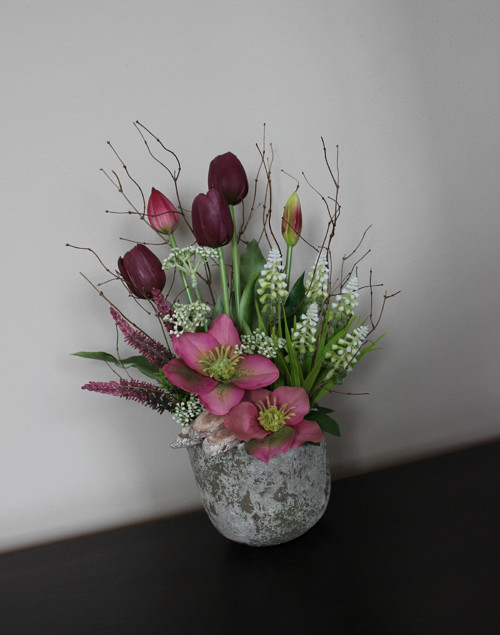 Keramický obal s tulipány a čemeřicemi vínový — foto 1