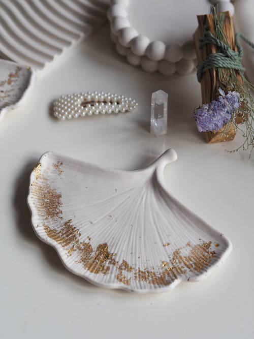 Podtácek ginkgo biloba bílý - jesmonite