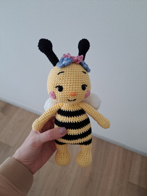 Háčkovaná včelka
