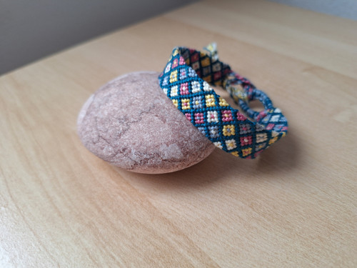 Macramé náramek pastelový