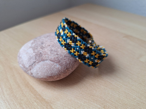 Macramé náramek se žlutými křížky