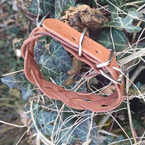 Kožený obojek 20 mm pletený hnědý s květinkami