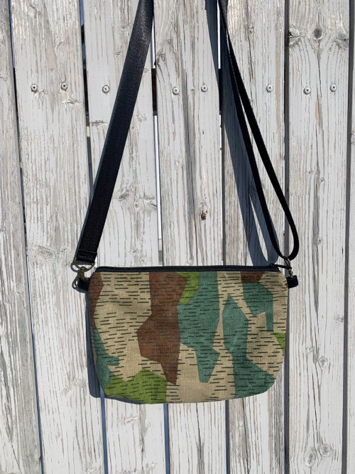 Maskáčová crossbody kabelka