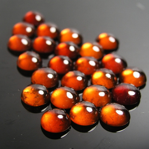 Granát Hesonit, kabošony 6,6-6,8 mm, jeden kus