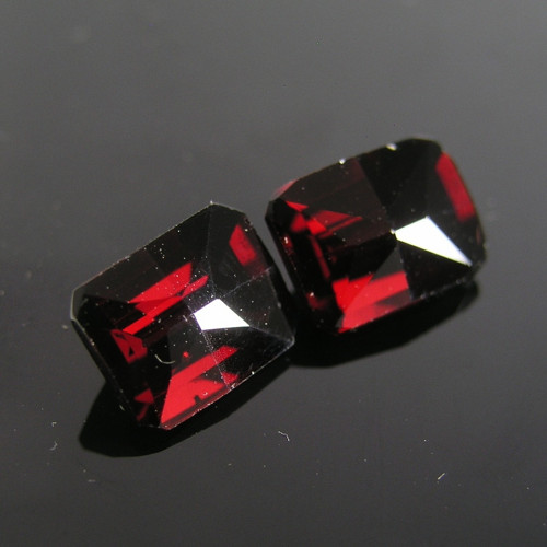 Temně rudý granát Almandin, 3,95 ct./Pár, 8x6 mm