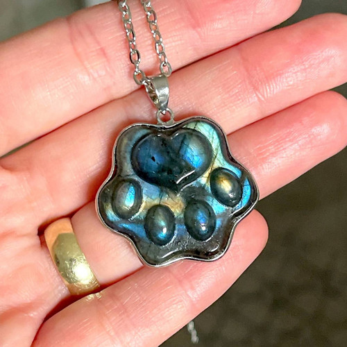 Přívěsek s labradoritem ve tvaru tlapky E068