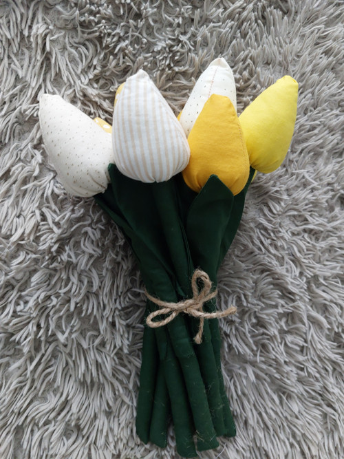 Set šitých tulipánů