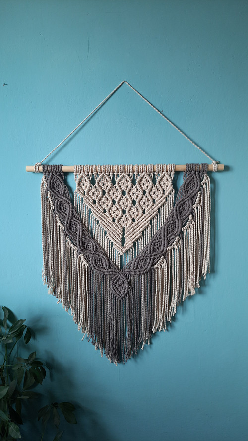 Závěsná macramé dekorace 60x60cm písková-mokka