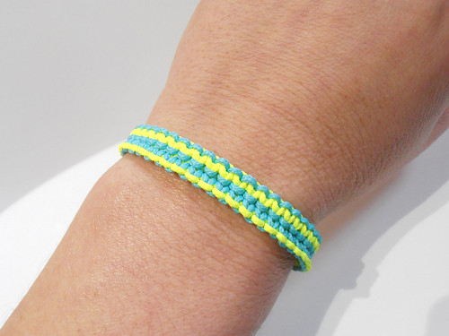 *Neonový dvoubarevný náramek* (macramé)