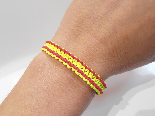 *Neonový dvoubarevný náramek* (macramé) — foto 1