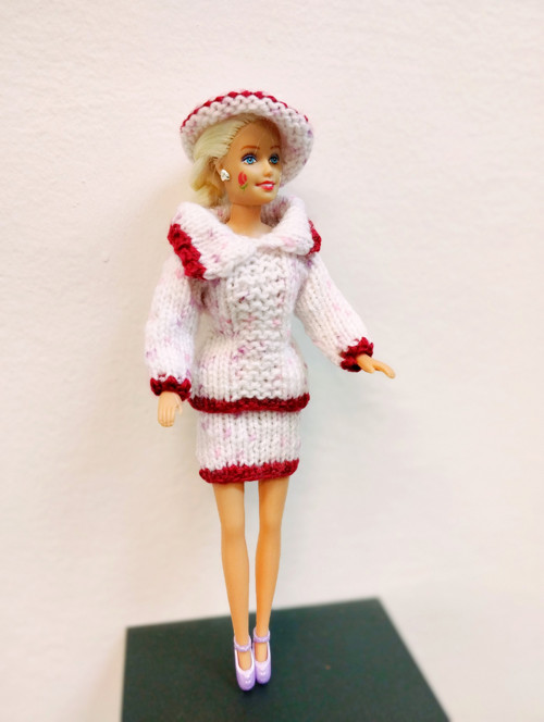 Sportovní kostým pro Barbie