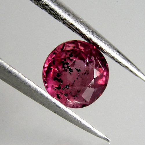 Broušený fialově růžový Safír, 1,52ct., 6,0x6,3mm