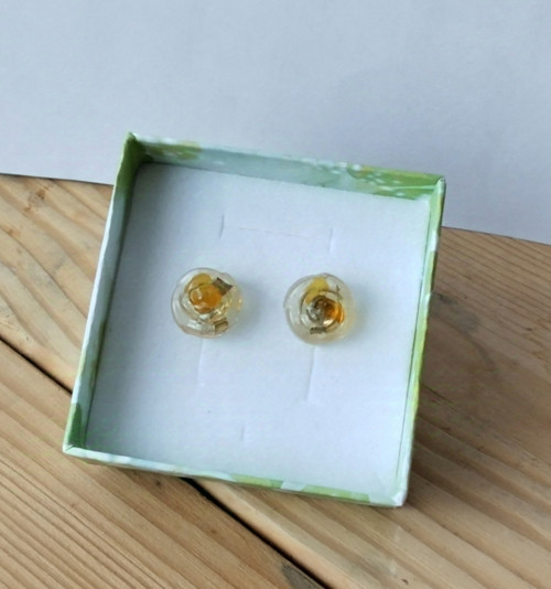 Náušnice jantarové ružičky 12mm
