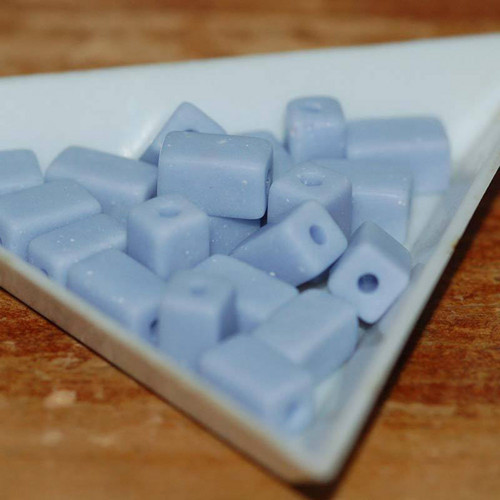 Modrofialové hranolky 8x6 mm