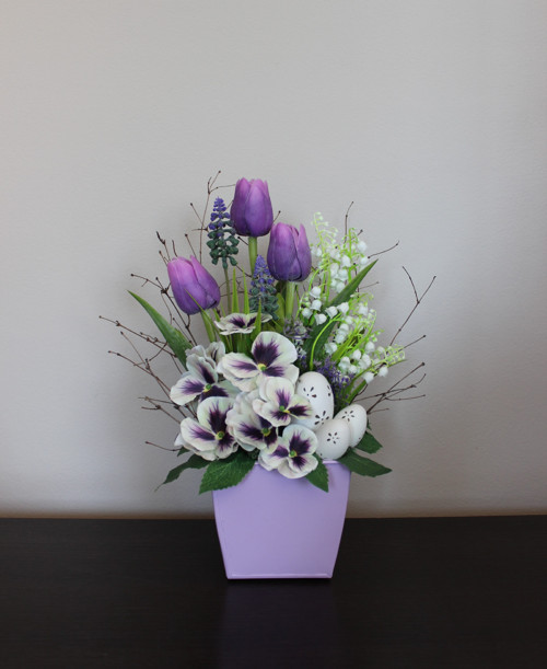Jarní váza s maceškami, konvalinkami a tulipány