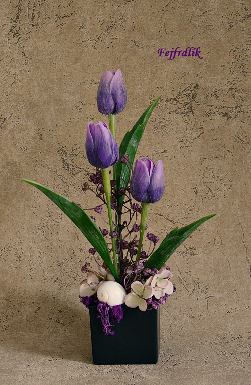 Fialové tulipány v keramické kostce..