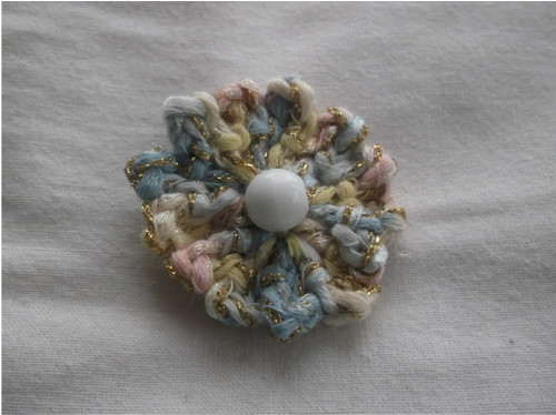 Háčkovaná brožka v duhových barvách, 5,5 x 5,5cm