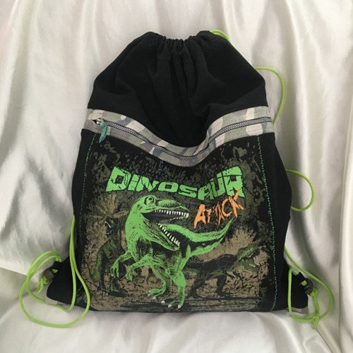 Černý batůžek s dinosaurem