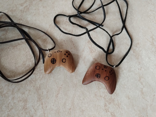 Řezbařené přívěsky - ovladače XBOX