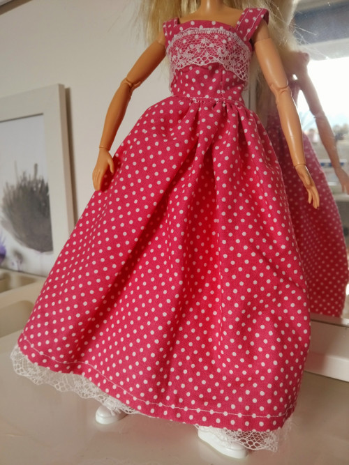 Šaty pro barbie