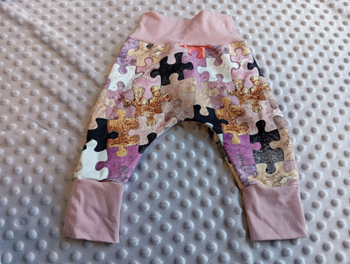 Růžové puzzle tepláky