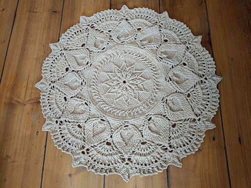 Reliéfní háčkovaný koberec macramé