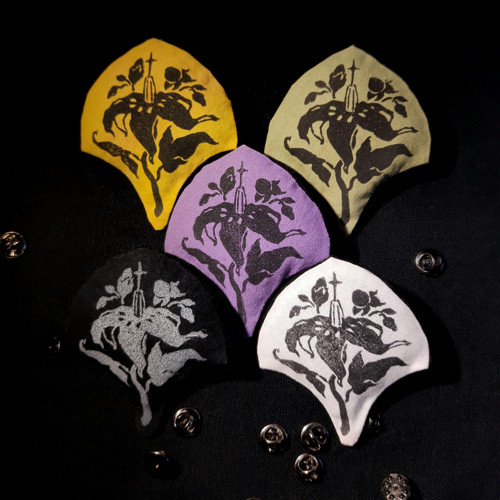 Nightshade textilní brož