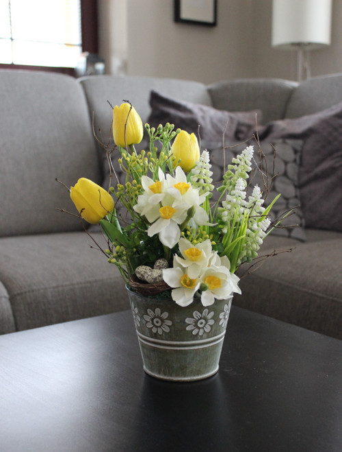 Plechový obal s tulipány a narciskami — foto 1