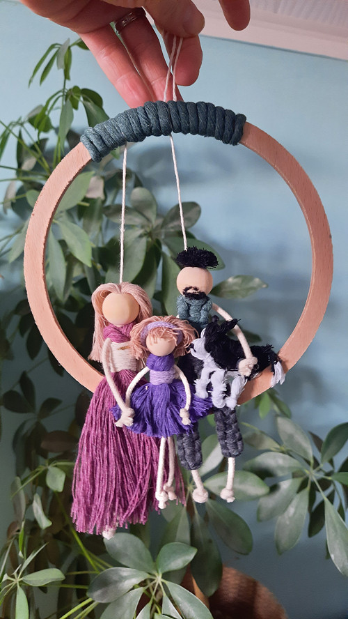 Dekorace macramé rodina 3 s pejskem — foto 1