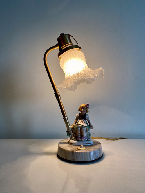 Figurální stolní lampa Malenka pod květinou