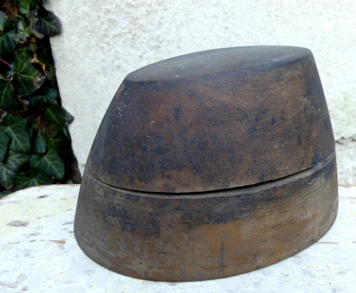 Dřevěná modistická forma na klobouky