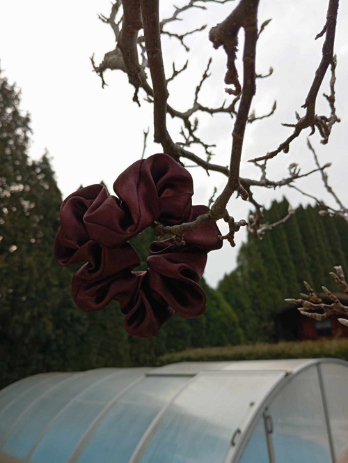 SCRUNCHIE gumička hnědá — foto 1