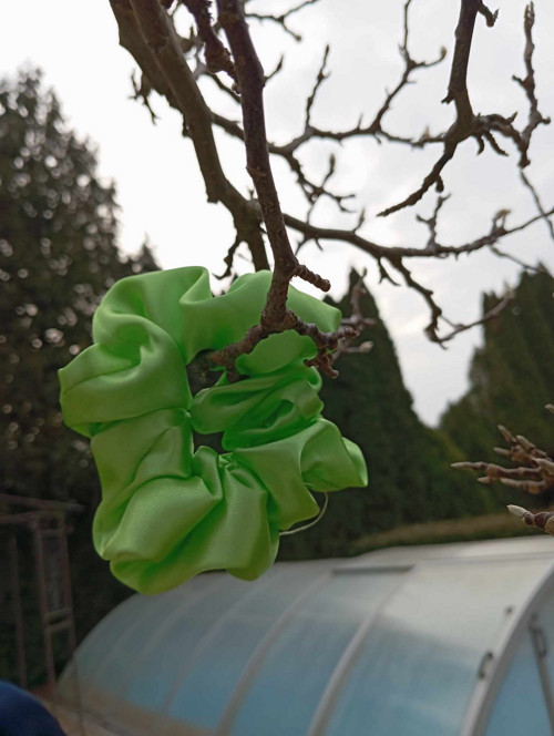 SCRUNCHIE gumička světlá zelená
