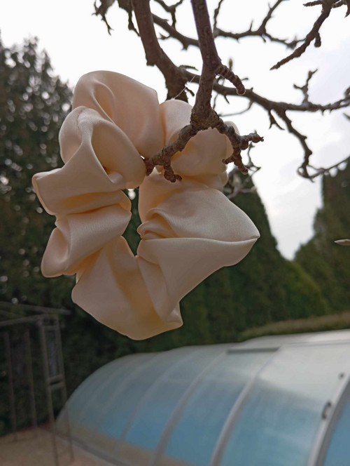 SCRUNCHIE gumička světlounká žlutá,do krémova