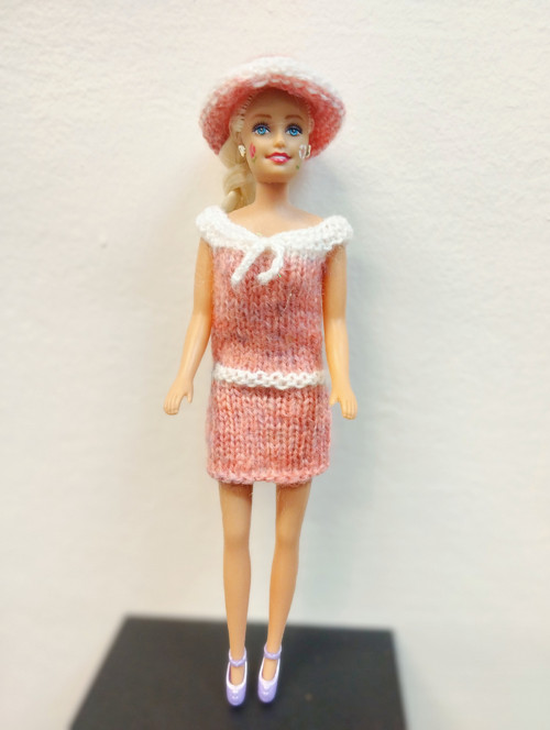 Růžové šaty s kloboukem pro Barbie