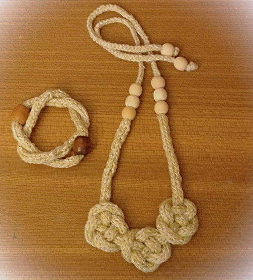 Náhrdelník - dutinkový - MACRAMÉ - květinky