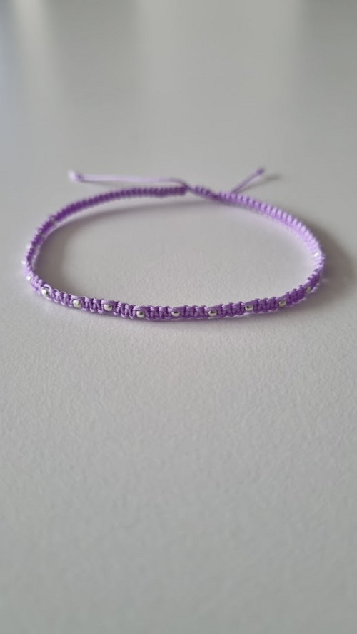 Jemný Shamballa náramek v lila barvě se stříbrem