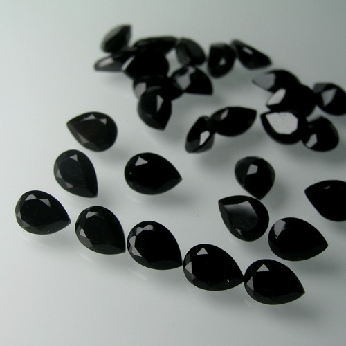 Broušený přírodní Onyx, cca.7x5 mm, jeden kus