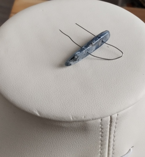 Kyanit kabašon vrtaný 28 x 5 x7mm