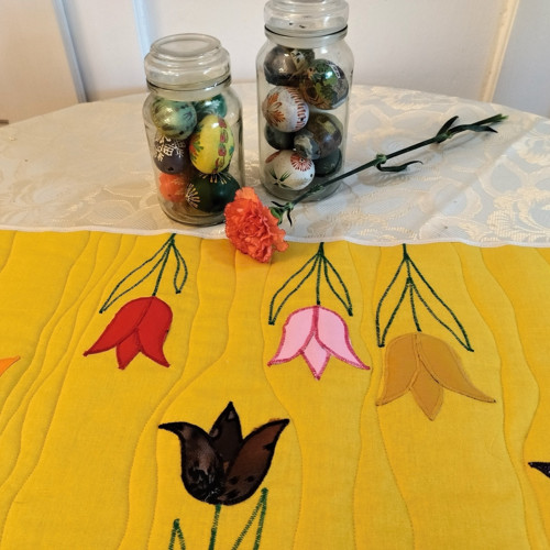 Velikonoční běhoun s tulipány
