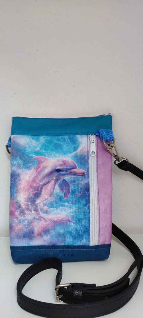Crossbody delfín na mobil a doklady.