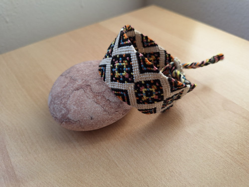 Macramé náramek barevné čtverce